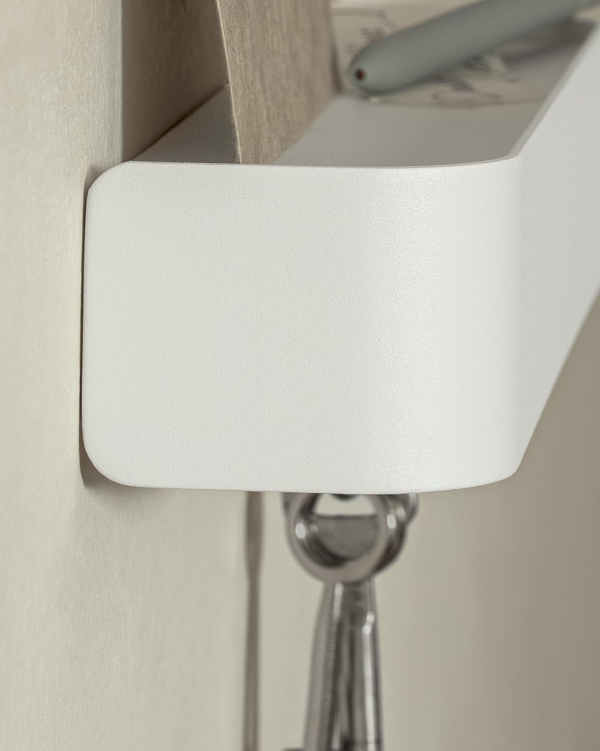 Kazai. Schlüsselbrett 'Tone' | Minimalistisches Schlüsselhaken-Design Aus Berlin | Moderner Schlüsselhalter Mit Ablage Aus Metall | Schlüsselboard Als Flur Möbel Für Die Wand | Weiß