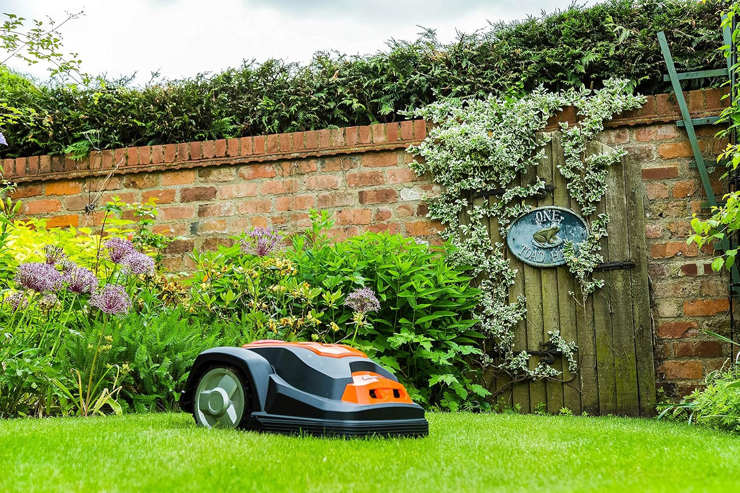 YARD FORCE Mähroboter SA900ECO Bis Zu 900Qm Rasenfläche/Selbstfahrender/Regensensor/Kantenschneidefunktion/Bürstenloser Motor / 40%-Steigung / 28V 2,0Ah Lithium-Ionen-Akku