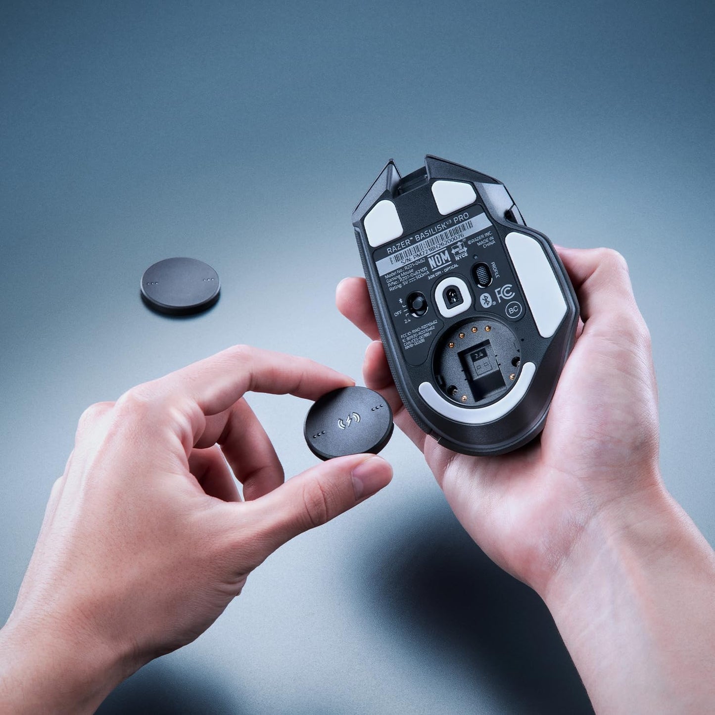 Razer Mouse Dock Pro & Charging Puck - Magnetische Drahtlose Ladestation & Akku (Hyperspeed 4K Hz, 8 RGB Chroma Beleuchtung & Modul Für Kompatible Razer Mäuse) Schwarz