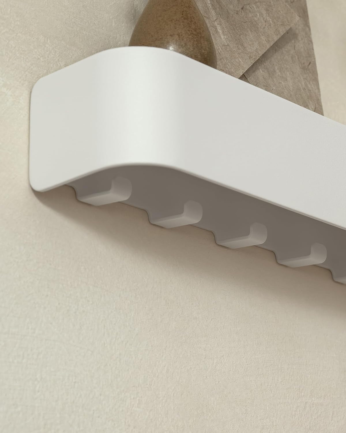 Kazai. Schlüsselbrett 'Tone' | Minimalistisches Schlüsselhaken-Design Aus Berlin | Moderner Schlüsselhalter Mit Ablage Aus Metall | Schlüsselboard Als Flur Möbel Für Die Wand | Weiß