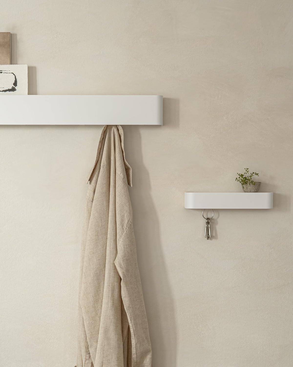 Kazai. Schlüsselbrett 'Tone' | Minimalistisches Schlüsselhaken-Design Aus Berlin | Moderner Schlüsselhalter Mit Ablage Aus Metall | Schlüsselboard Als Flur Möbel Für Die Wand | Weiß