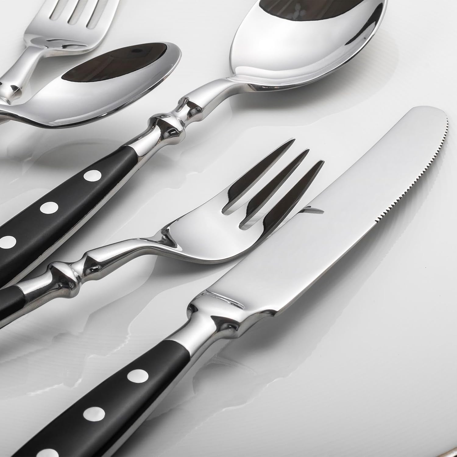 Alata Besteck Set Für 6 Personen - Rustikales Tafelbesteck Set Aus Edelstahl Mit Schwarzen Griffen - Geschmiedet Und Schwer - Serie Berlin