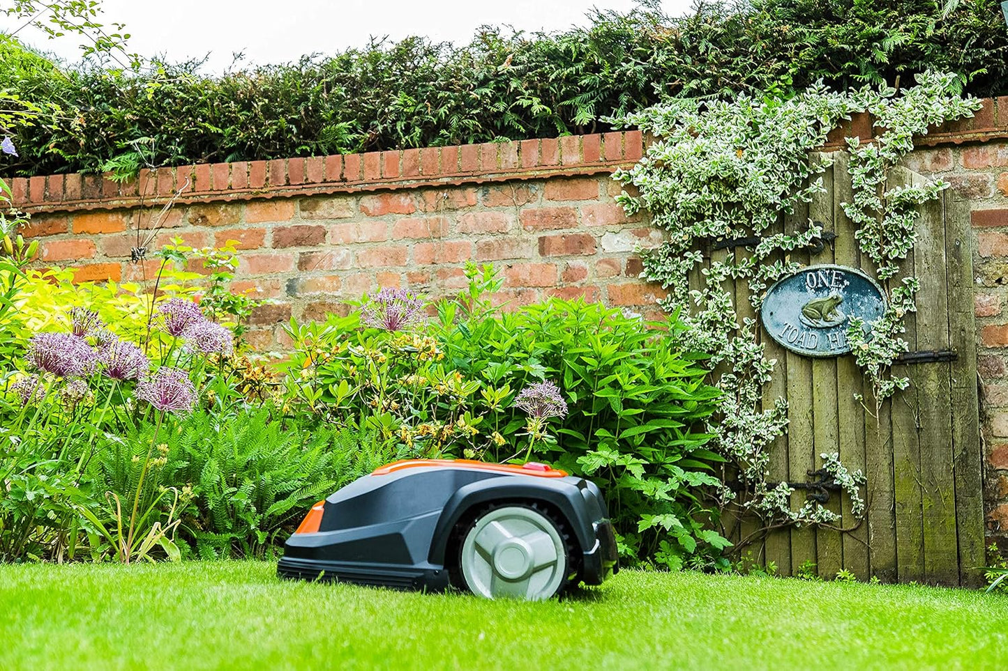 YARD FORCE Mähroboter SA900ECO Bis Zu 900Qm Rasenfläche/Selbstfahrender/Regensensor/Kantenschneidefunktion/Bürstenloser Motor / 40%-Steigung / 28V 2,0Ah Lithium-Ionen-Akku