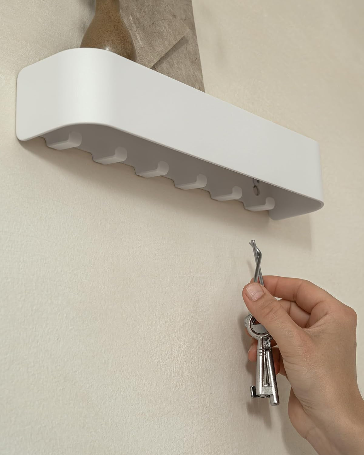 Kazai. Schlüsselbrett 'Tone' | Minimalistisches Schlüsselhaken-Design Aus Berlin | Moderner Schlüsselhalter Mit Ablage Aus Metall | Schlüsselboard Als Flur Möbel Für Die Wand | Weiß