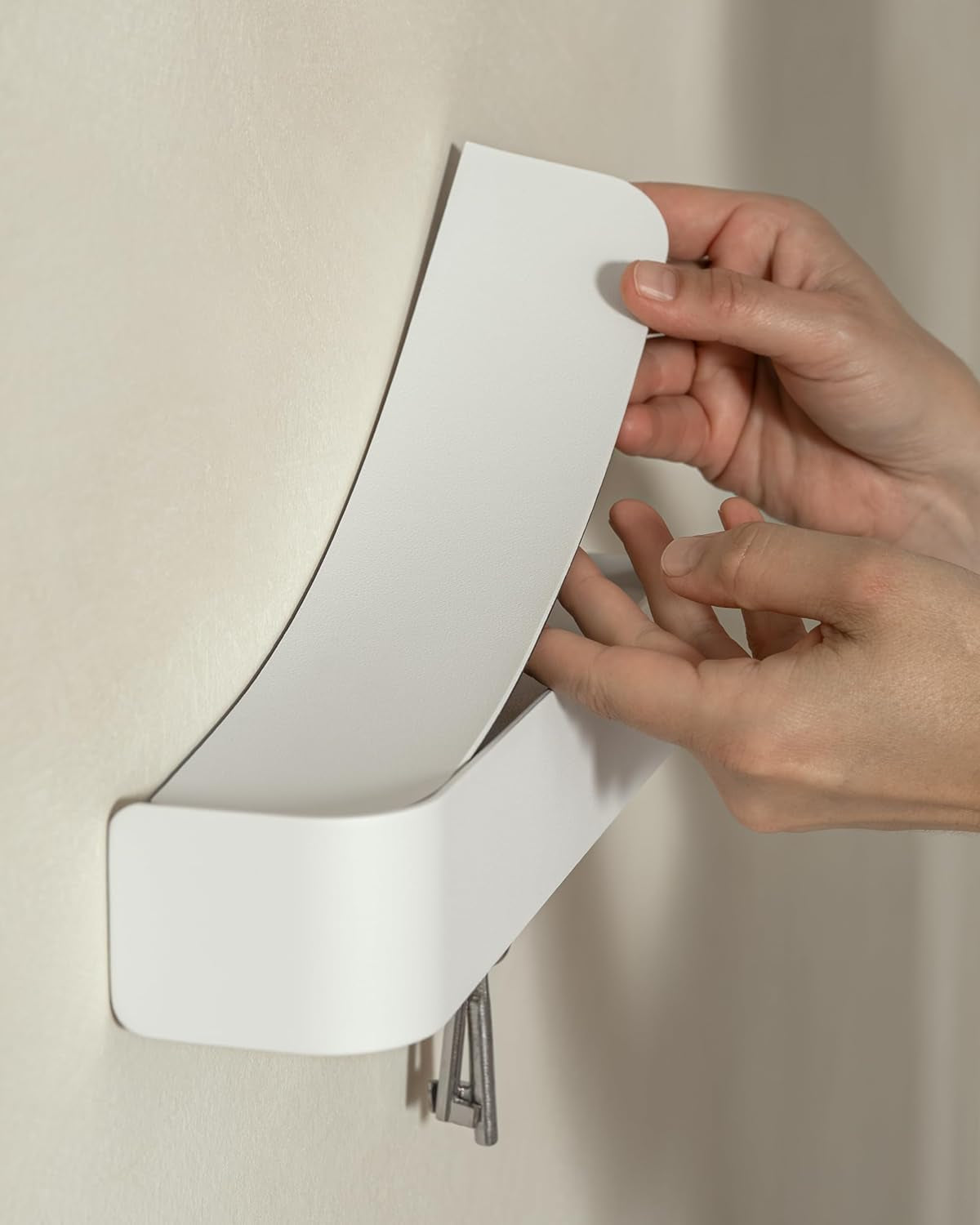 Kazai. Schlüsselbrett 'Tone' | Minimalistisches Schlüsselhaken-Design Aus Berlin | Moderner Schlüsselhalter Mit Ablage Aus Metall | Schlüsselboard Als Flur Möbel Für Die Wand | Weiß