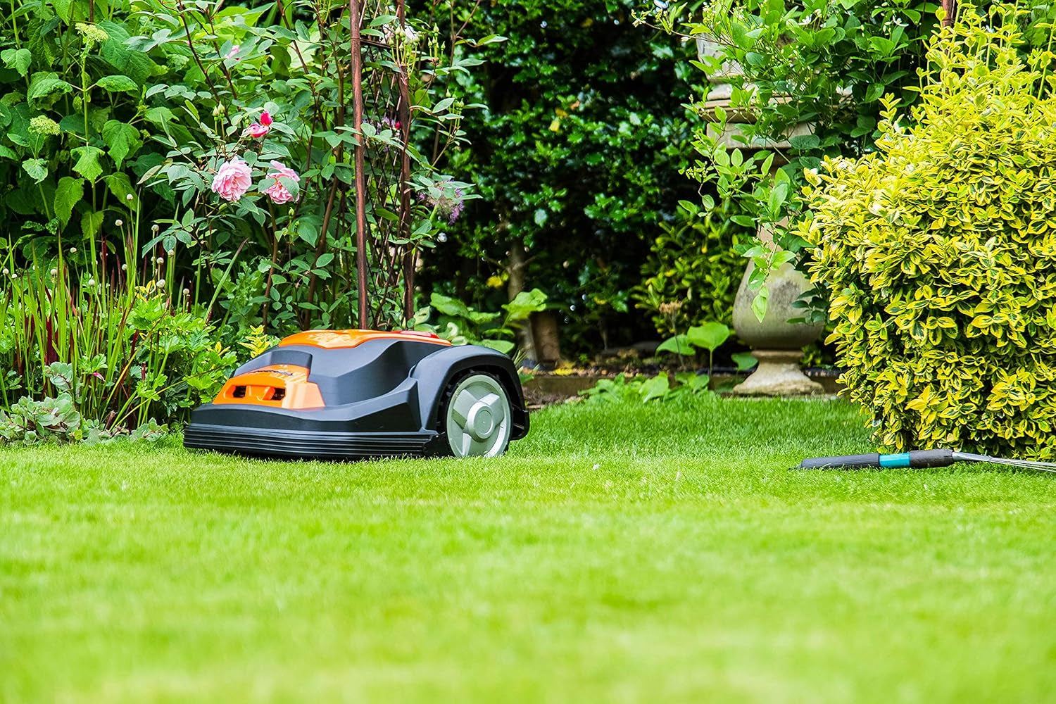 YARD FORCE Mähroboter SA900ECO Bis Zu 900Qm Rasenfläche/Selbstfahrender/Regensensor/Kantenschneidefunktion/Bürstenloser Motor / 40%-Steigung / 28V 2,0Ah Lithium-Ionen-Akku